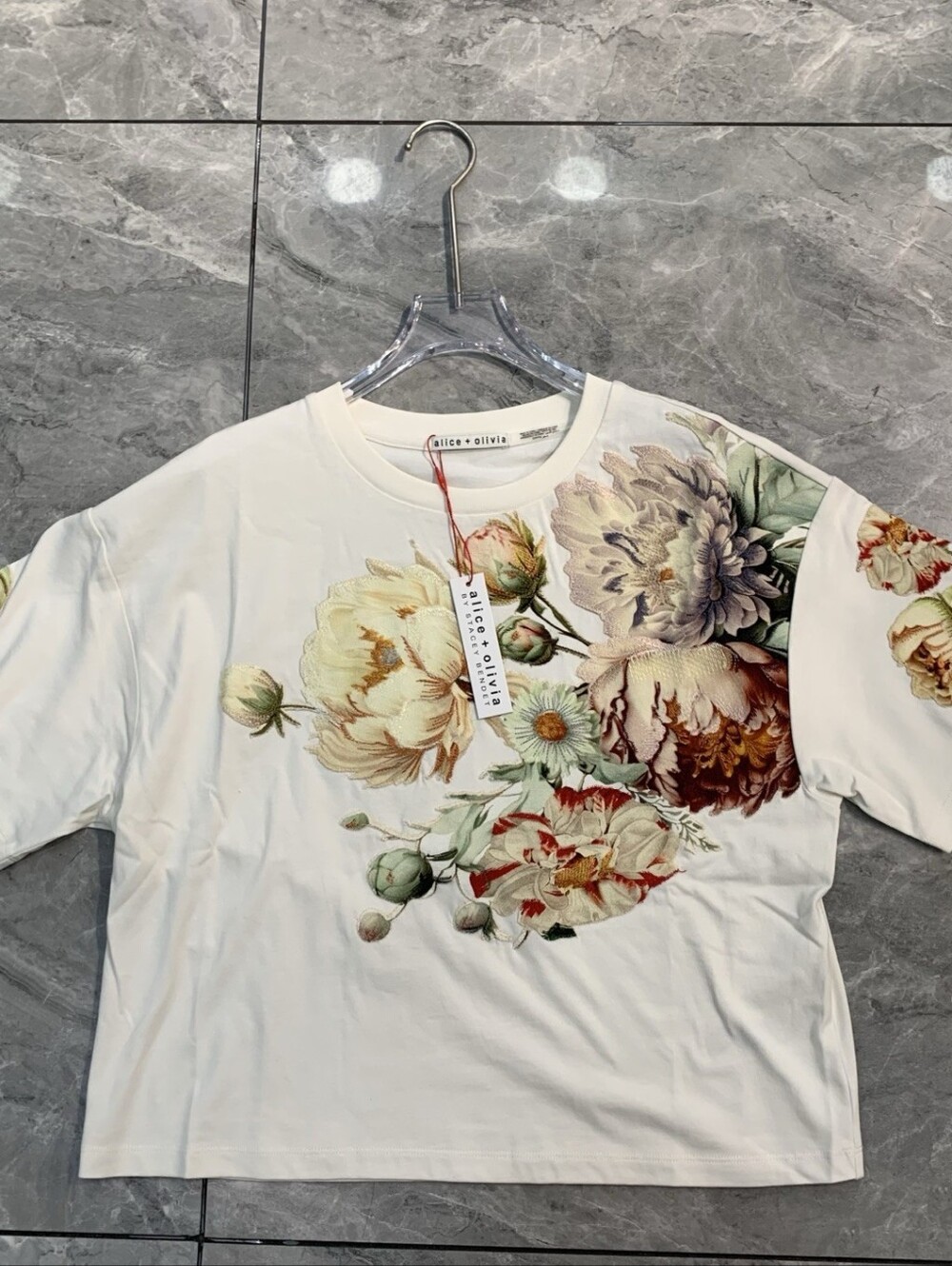 ALICE & OLIVIA EVAN APPLIQUE OVERSIZED TEE - Picture 7 of 14